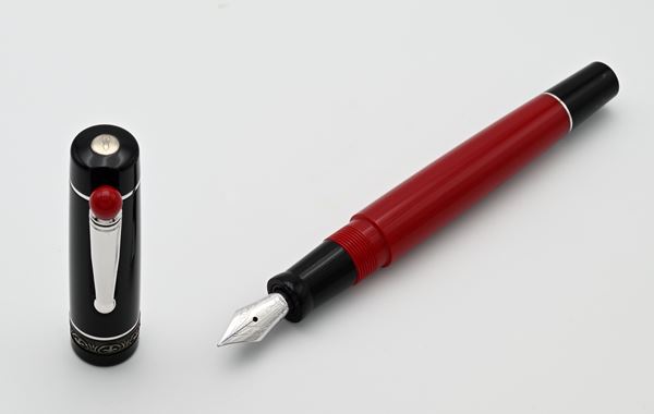 Delta We Smorfia 5535 - Penna stilografica in resina rossa e nera con veretta in argento 925/000 e finiture palladi. Con piccolo corno in corallo estraibile nella clip  - Asta ASTA A TEMPO - Penne e Accessori da Scrivania - Casa d'Aste Arcadia