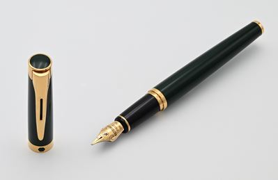 Waterman, Penna stilografica in metallo dorato e smalto con pennino in oro giallo 18kt