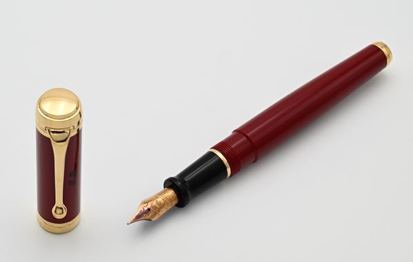 Aurora - Penna stilografica in resina rossa con particolari in metallo dorato  - Asta ASTA A TEMPO - Penne e Accessori da Scrivania - Casa d'Aste Arcadia