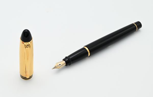 Aurora - Penna stilografica in resina nera con cappuccio in metallo dorato  - Asta ASTA A TEMPO - Penne e Accessori da Scrivania - Casa d'Aste Arcadia