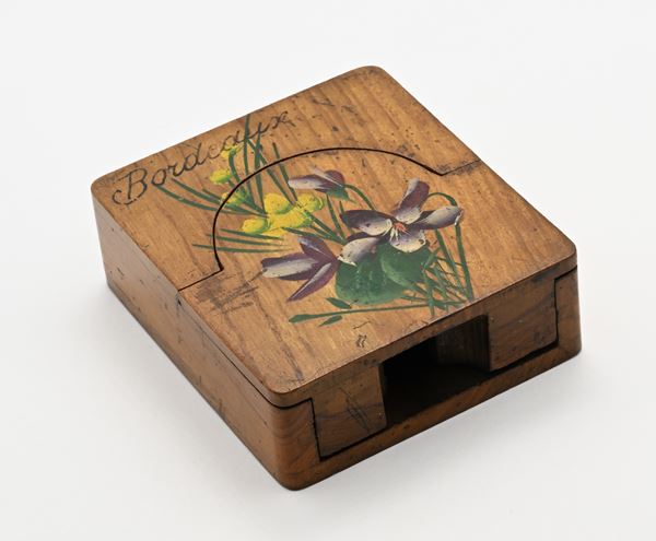 Scatola porta orologio francese in legno con dipinto un mazzolino di fiori e la scritta 