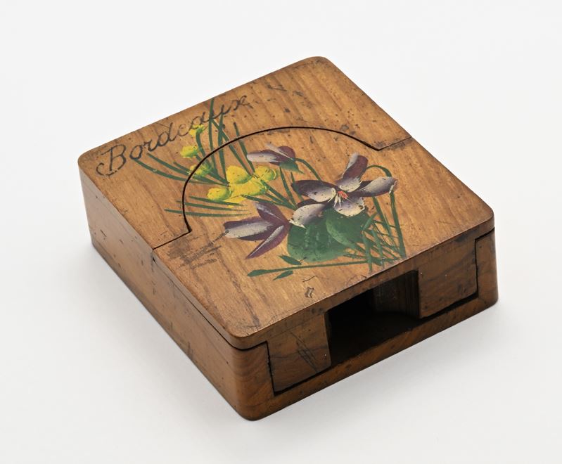 Scatola porta orologio francese, legno dipinto con mazzolino di fiori e scritta “Bordeaux”