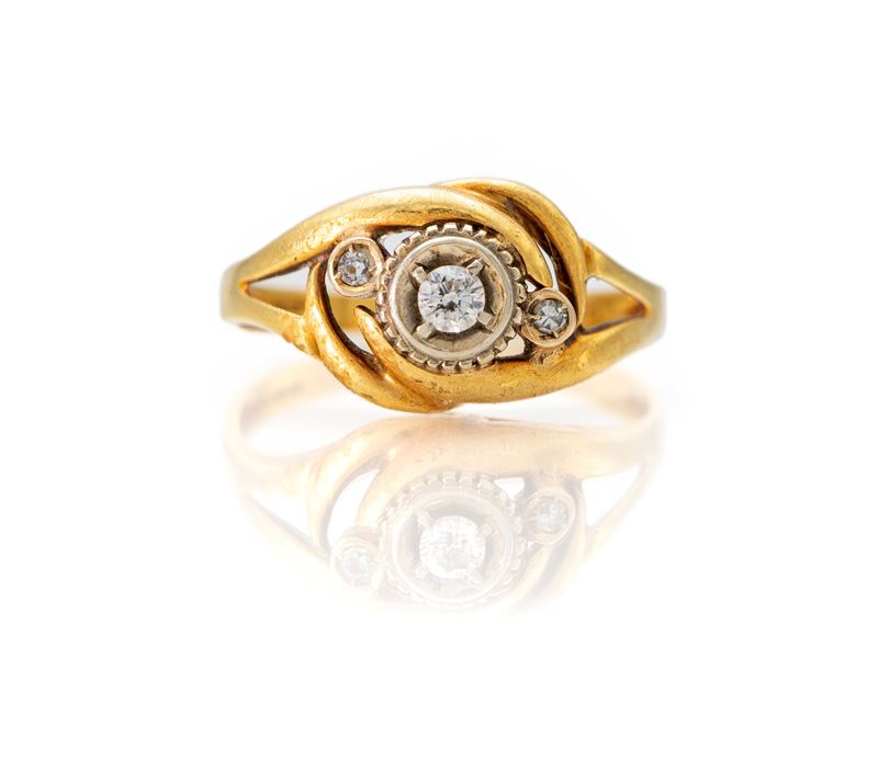 Anello a nodo in oro giallo con diamante centrale
