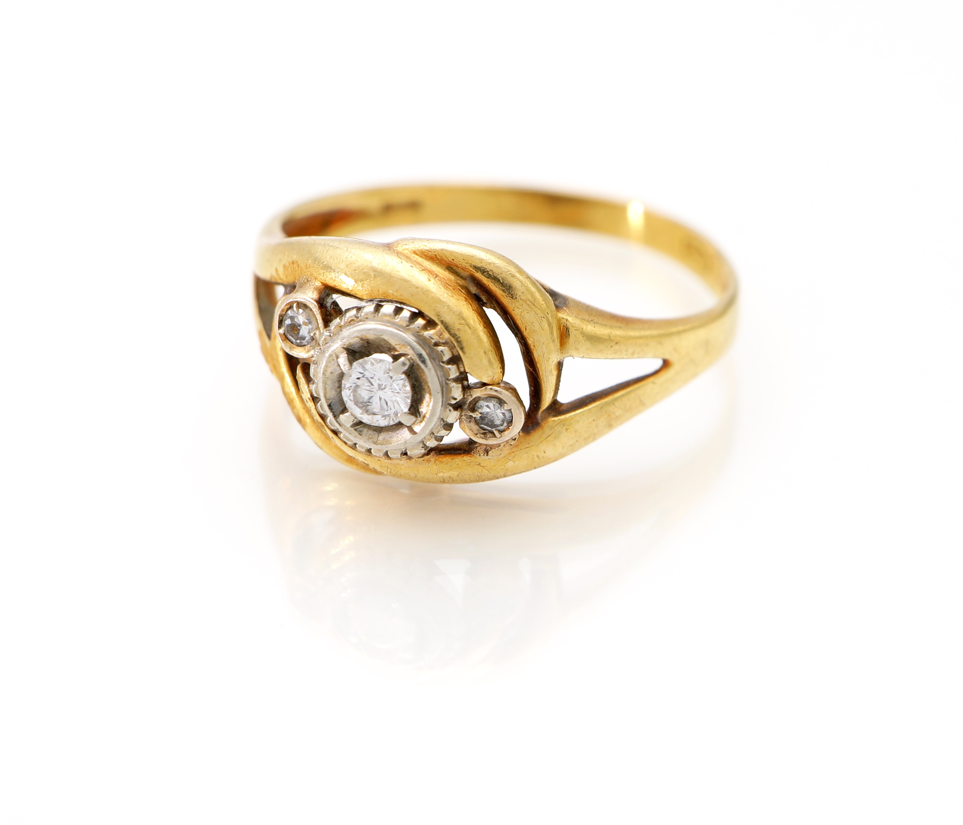 Anello a nodo in oro giallo con diamante centrale
