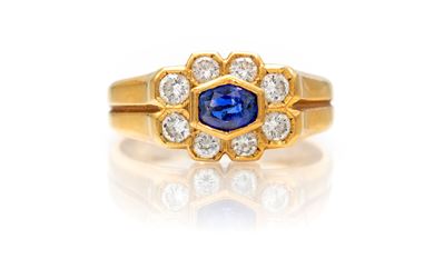Anello in oro giallo 750/000 con zaffiro ovale e brillanti