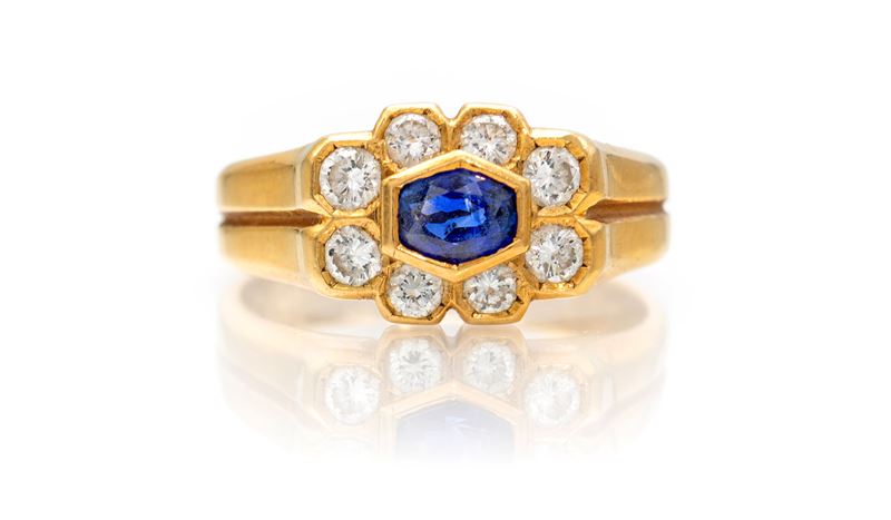 Anello in oro giallo 750/000 con zaffiro ovale e brillanti