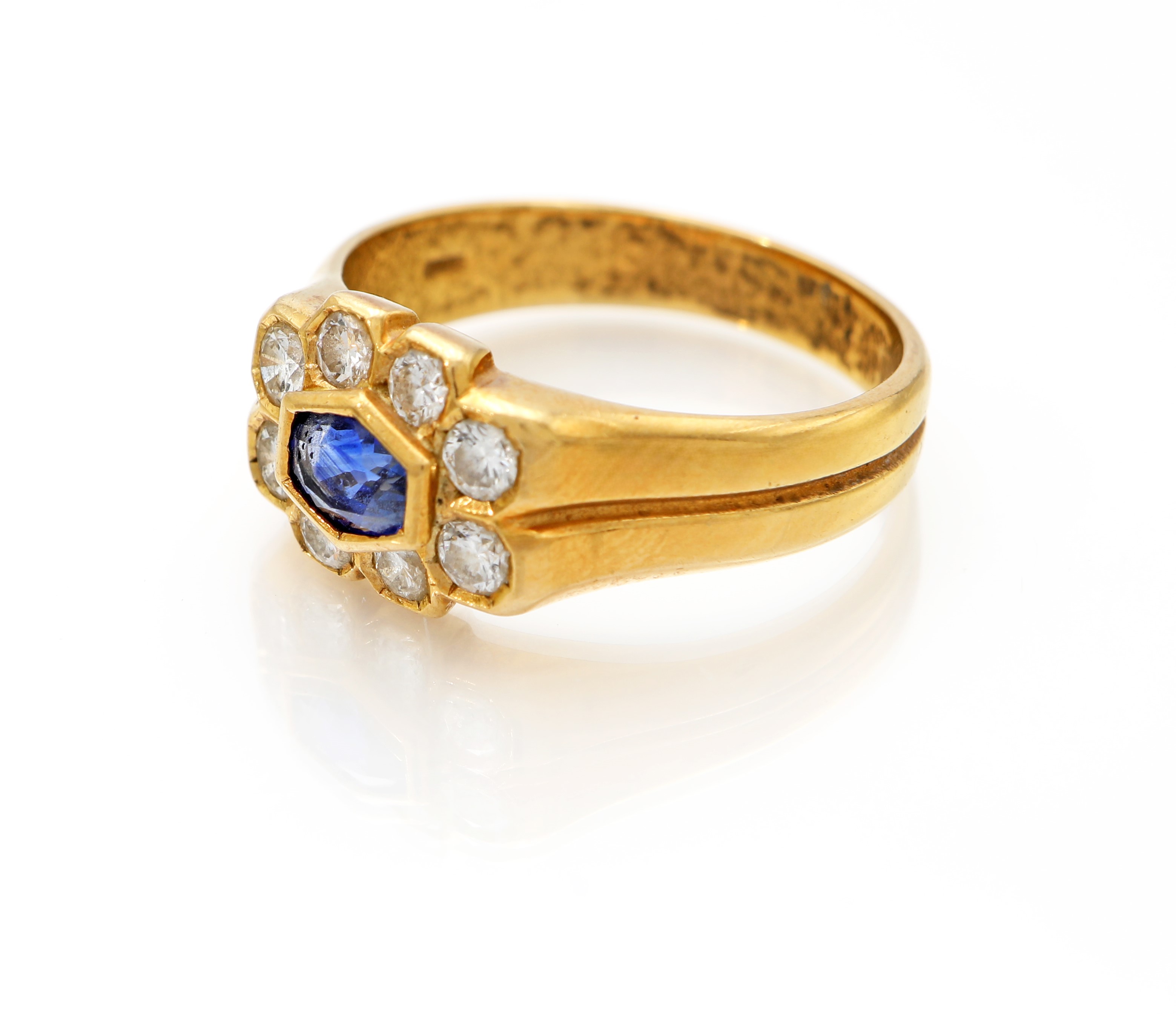 Anello in oro giallo 750/000 con zaffiro ovale e brillanti