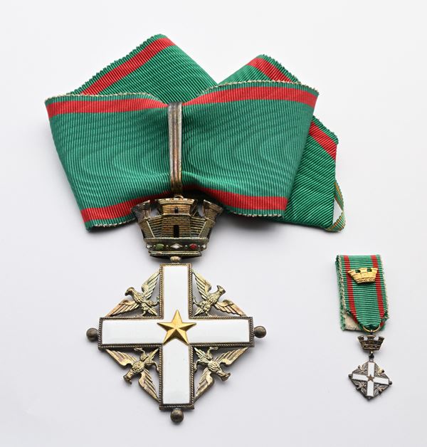 Repubblica Italiana - Ordine al Merito. Insegna di Commendatore in argento, argento dorato e smalti: Croce su Nastro da collo e Croce su Nastrino