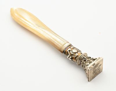 Sigillo in argento inglese 925/000 con manico in madreperla, cm 17