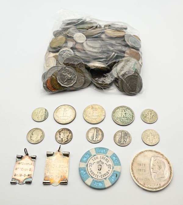 Lotto monete e medaglie 10 Bolivares 1973 Venezuela; 3 pz 1/4 di dollaro 1962-64, 7 pz Dime 1920-63 USA; 1 gettone da 5 Franchi Casinò Loewes Montecarlo; 2 medagliette camminata di Gaibola e una quantità di monete estere di metallo vile
