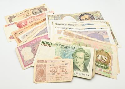 Lotto di cartamoneta italiana ed estera, banconote e fascio misto di esemplari