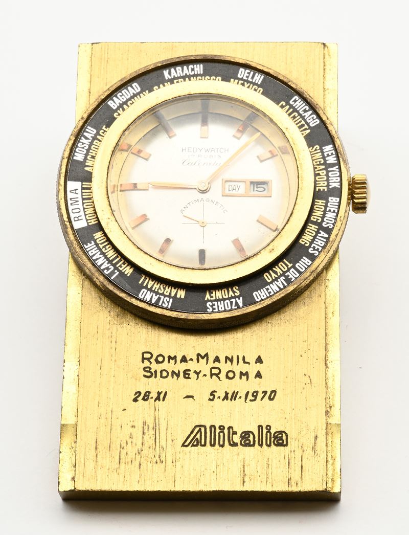 Hedy Watch Calendar - Orologio Day-date da Tavolo a Carica Remontoir con Cassa in Ottone Commemor...