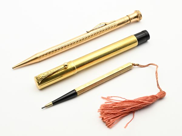 Columbus Penna stilografica retrattile rivestita in oro giallo 18 kt, 1 portamine Superite in metallo laminato in oro giallo, 1 piccolo portamine rivestito in oro giallo 18 Kt  - Asta ASTA A TEMPO - Penne e Accessori da Scrivania - Casa d'Aste Arcadia