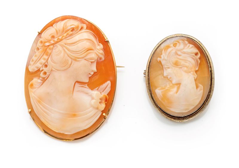 Coppia di spille in oro giallo 750/000, argento e cammei
