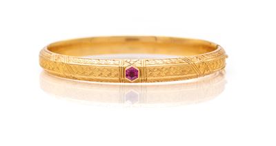 Bracciale in oro giallo 720/000 con incisioni e pietre rosse