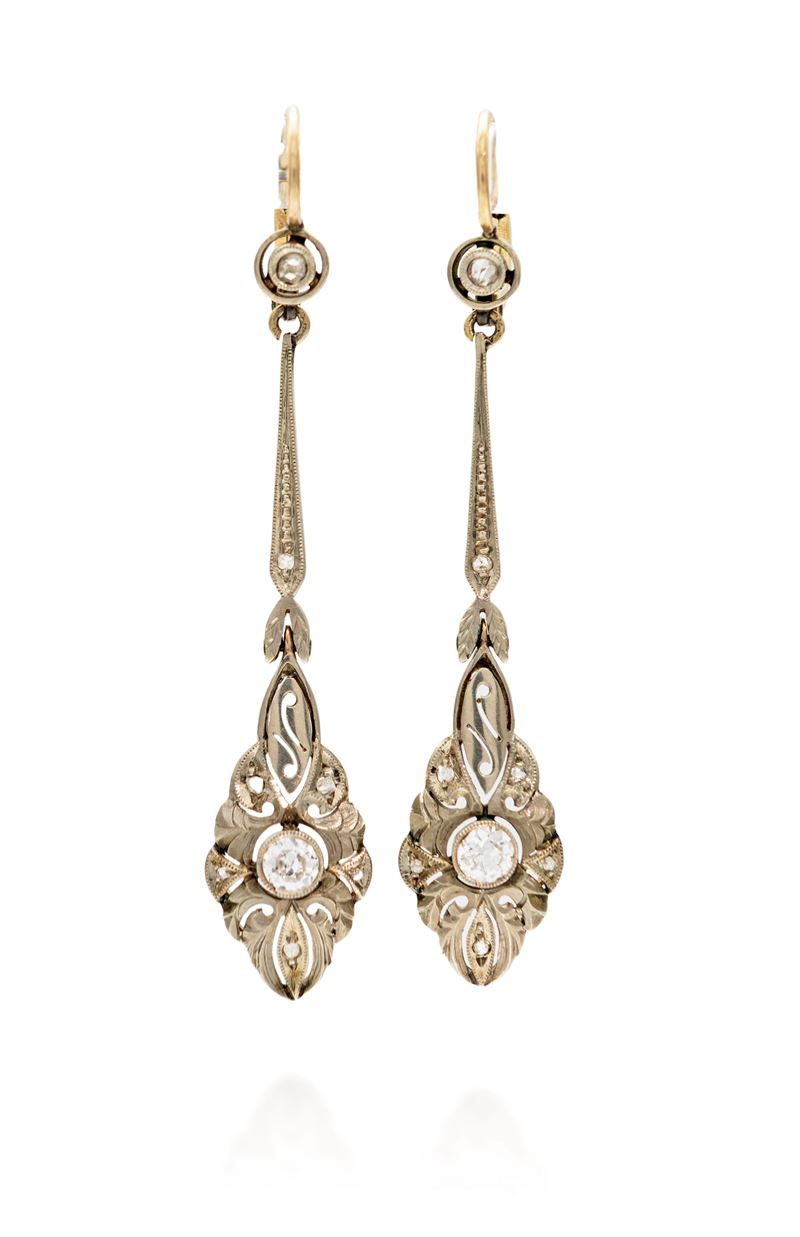 Coppia di orecchini decò in oro bianco 750/000 con diamanti
