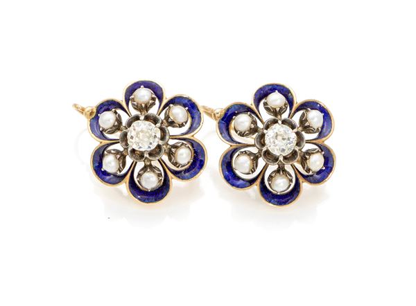 Coppia di orecchini in oro, perle, smalti e diamante