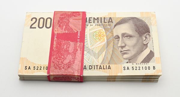 Lotto di 79 Banconote da 2.000 Lire Marconi D.M.3 ottobre 1990, Ciampi/Speziali, della Repubblica Italiana provenienti da mazzetta della Banca d'Italia (da SA522015B a SA522019B; da SA522022B a SA522100B)