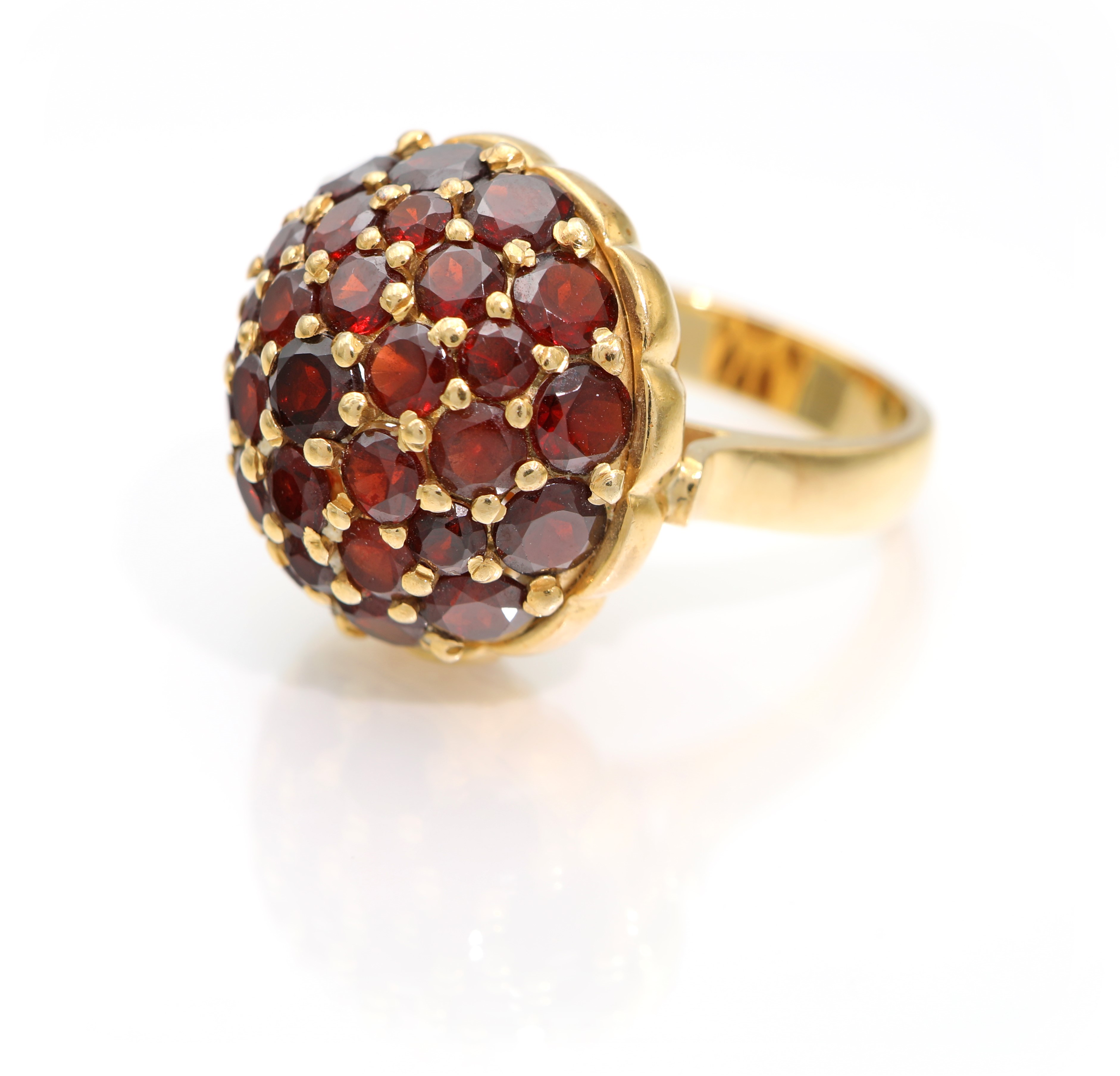 Anello in oro giallo 750/000 con granati, misura 16