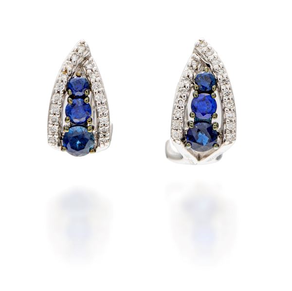 Coppia di orecchini in oro, zaffiri e brillanti