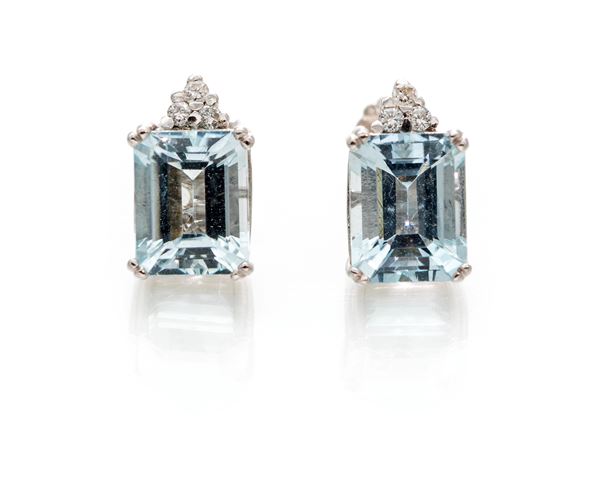 Coppia di orecchini in oro, acquamarine e brillanti