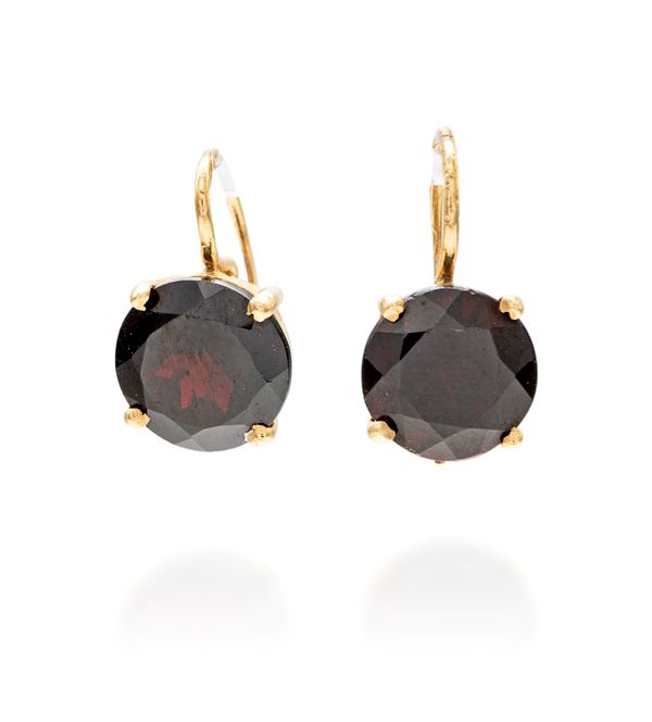 Coppia di orecchini a monachina in oro e granati