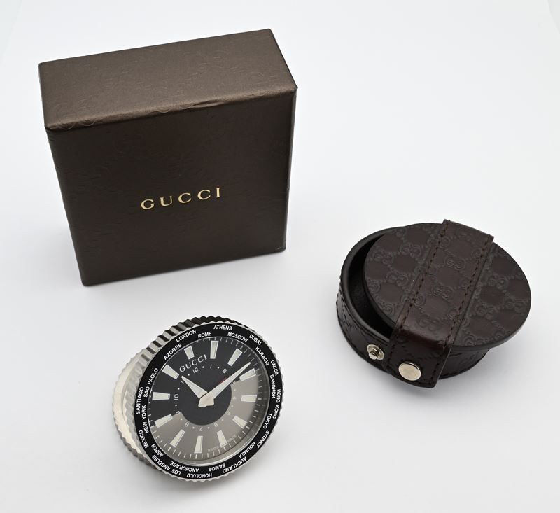 Gucci 210 - Orologio sveglia da viaggio e da tavolo al quarzo in acciaio. Lancette ed indici fluo...