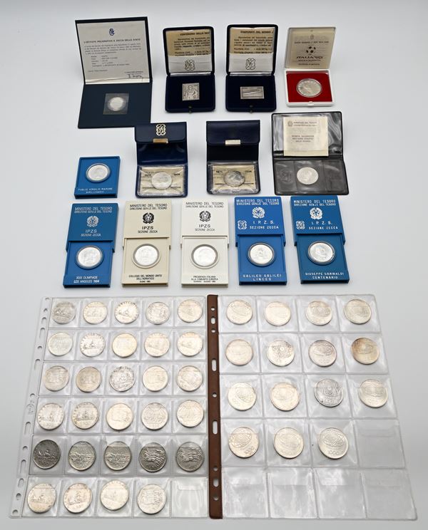 Lotto Repubblica Italiana: 39 monete da 500 Lire, 15 monete da 1.000 Lire, Medaglia Italia '90 e 2 riproduzioni di francobolli IPZS
