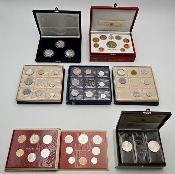 Lotto Serie 1972, 1973, 1974 e Dittico 500 e 1.000 Lire 1983 San Marino; Serie Anno Santo 1975, 1979 e 2008 Proof con Medaglia in argento Città del Vaticano; Trittico medaglie Colombo 1992