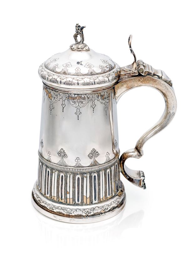 Boccale in argento con coperchio incernierato e manico sagomato