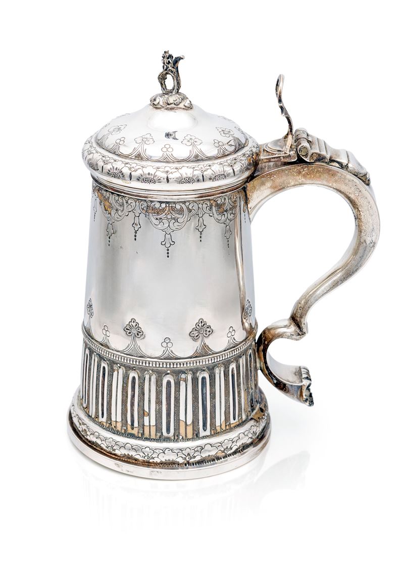 Boccale in argento con coperchio incernierato e manico sagomato