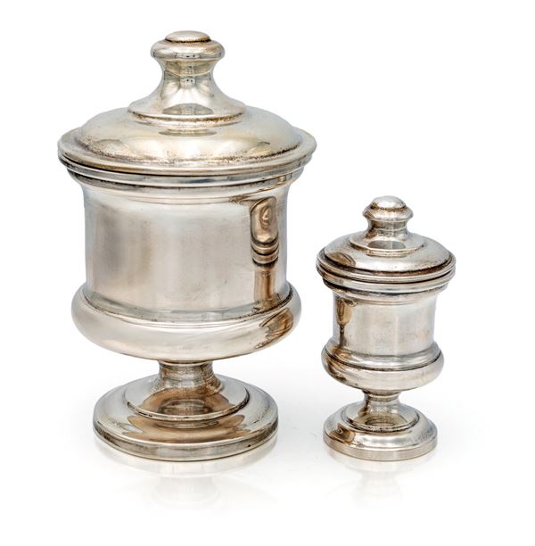 Due coppe con coperchio di diversa misura, argentiere Brandimarte