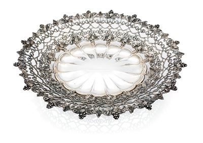 Centrotavola ovale in argento, 32x28 cm, con decorazione a motivi di vite