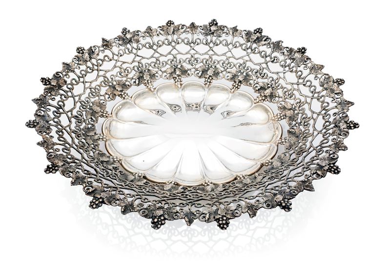 Centrotavola ovale in argento, 32x28 cm, con decorazione a motivi di vite