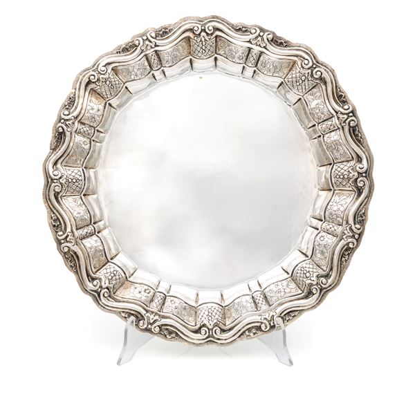 Grande piatto circolare con bordo lavorato