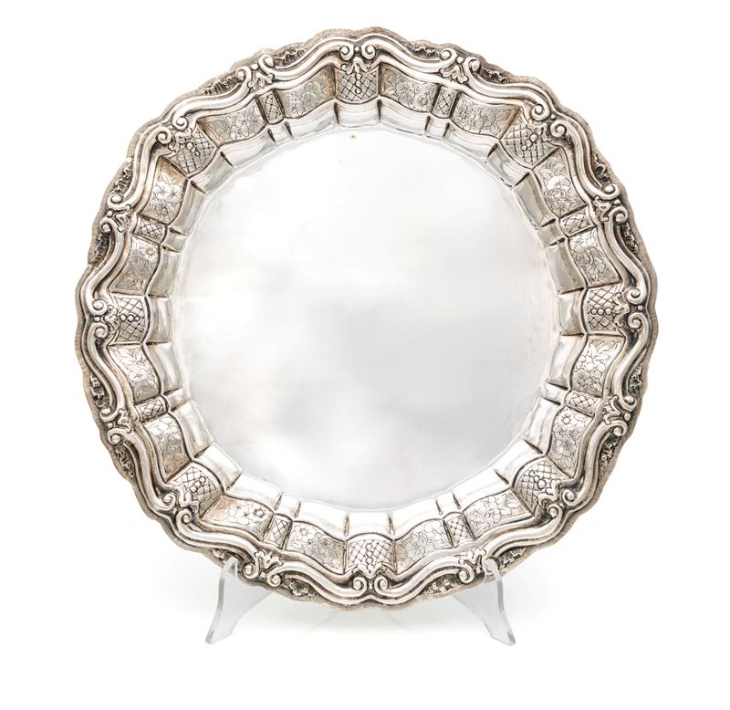 Grande piatto circolare con bordo lavorato