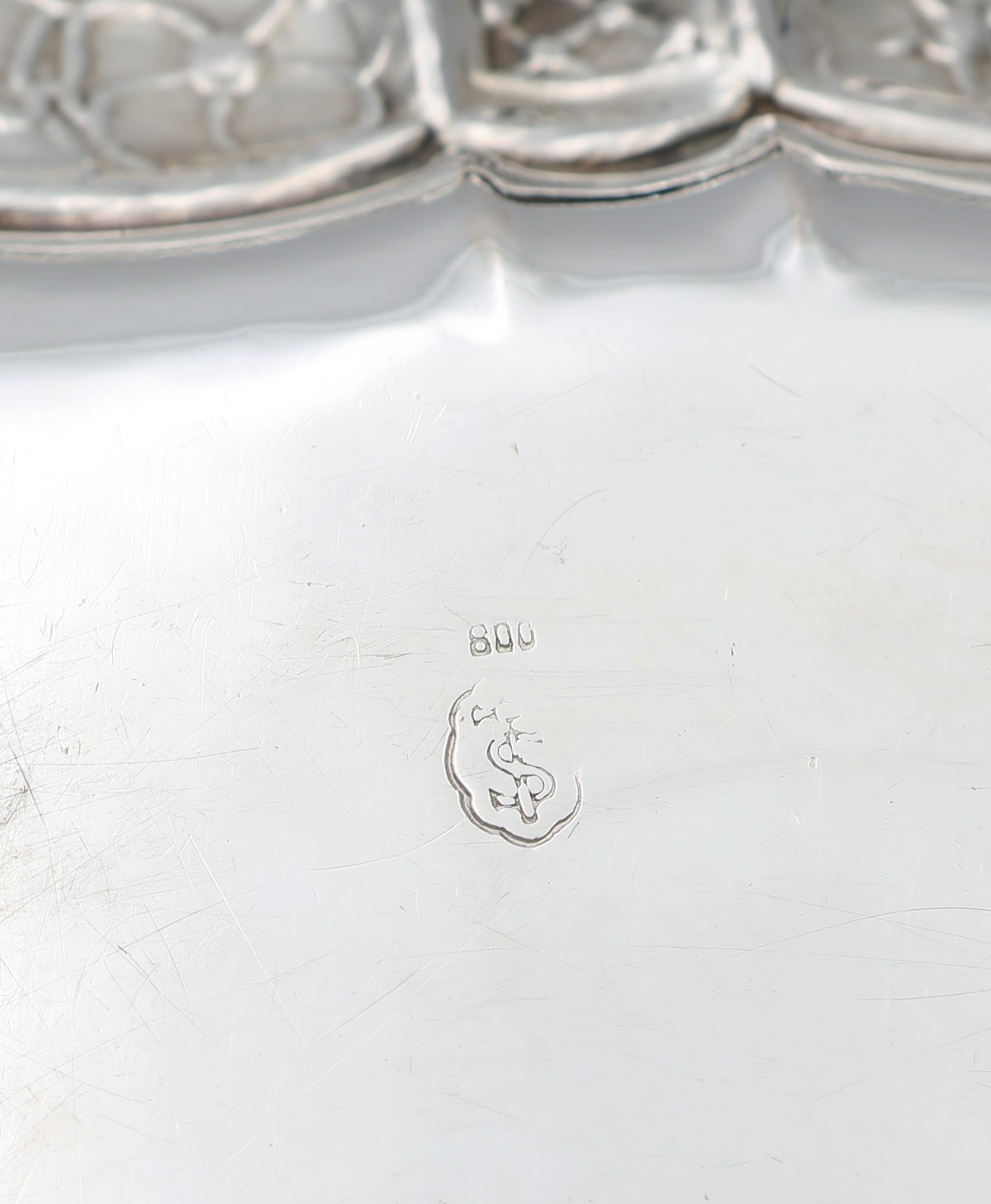 Grande piatto circolare con bordo lavorato