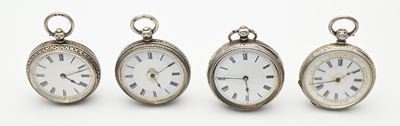 Orologi da tasca, quattro esemplari con scappamento a cilindro e carica a chiavetta, casse in arg...