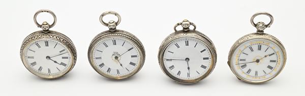 4 orologi da tasca con scappamento a cilindro con carica a chiavetta e con casse e cuvette in argento: 1 con cassa punzoni Chester 1880, 2 con casse numerate svizzere in argento 935/000 e 1 con cassa in argento sterling