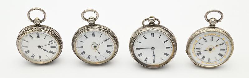 Orologi da tasca, quattro esemplari con scappamento a cilindro e carica a chiavetta, casse in arg...