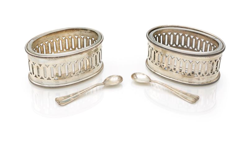 Coppia di saliere ovali in argento con cucchiaino e vaschetta in vetro, dimensioni 3x6,5x4,7 cm