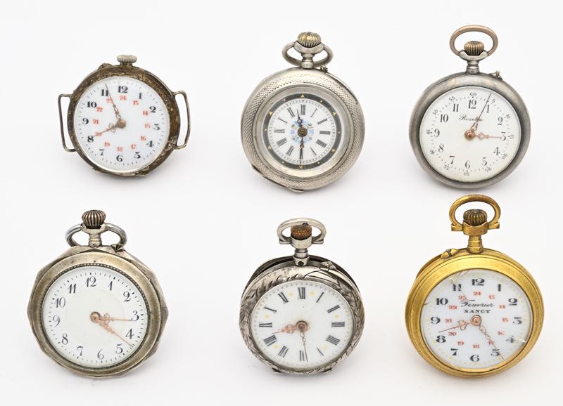 Orologi da tasca a monachina remontoir, inizi XX secolo: 5 in argento (1 modificato per polso) e ...