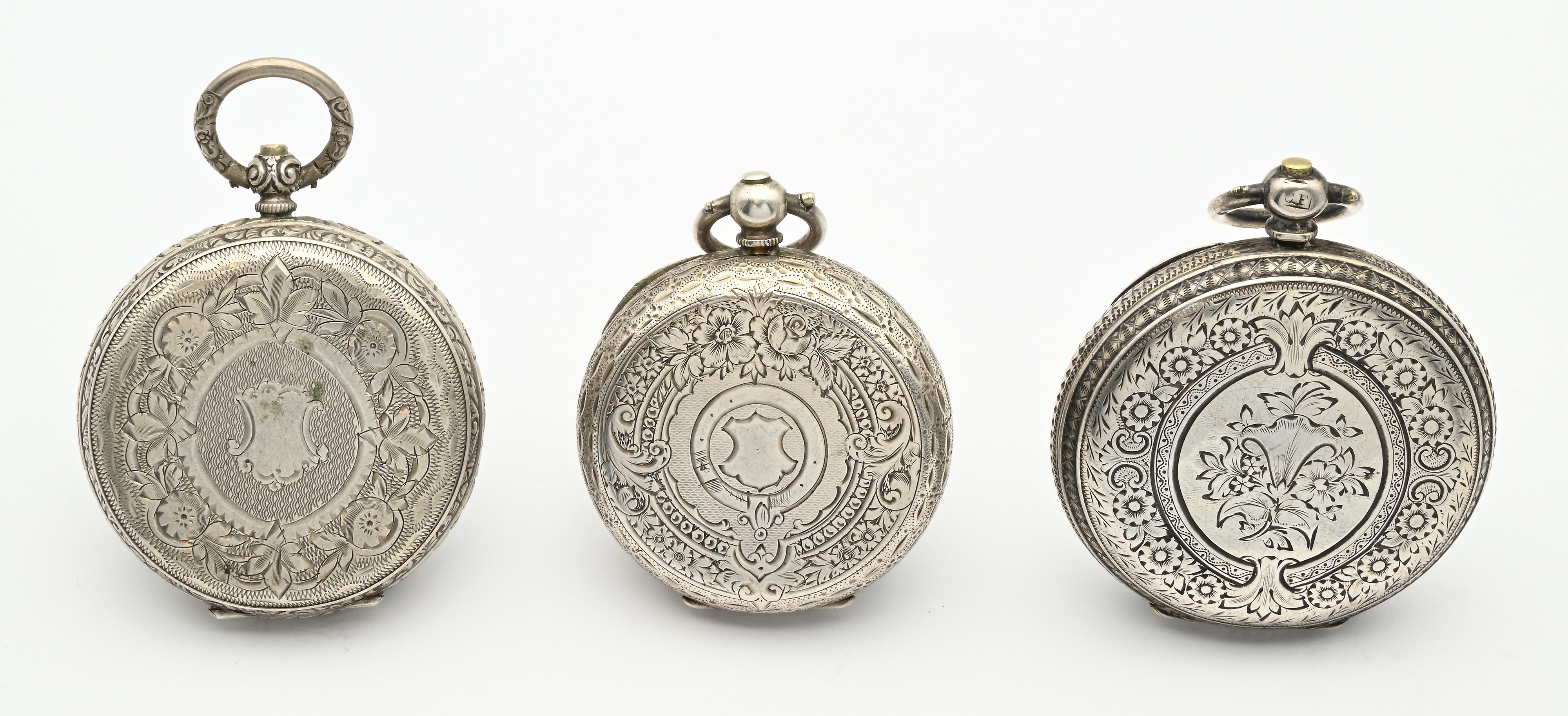 Orologeria da tasca, tre orologi con carica a chiavetta in argento (scappamento a cilindro e ad a...