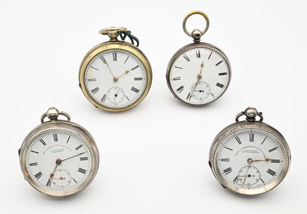4 orologi da tasca con scappamento ad ancora e carica a chiavetta da uomo: 3 inglesi in argento sterling (G.J. Graves Sheffield con punzoni Chester 1839, Thomas Fattorini Bolton & Skipton con cassa svizzera, 1 anonimo con punzoni Londra 1870) e 1 svizzero in metallo argentato