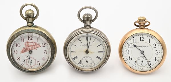 3 orologi da tasca con scappamento ad ancora remontoir da ferroviere in metallo argentato e metallo placcato in oro giallo 14Kt: A.W.W. Co. Waltham Mass.; Nevera U.S.A. e Hampden Watch Co per North American Railway