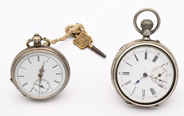 2 orologi da tasca con scappamento ad ancora: 1 carica a chiavetta con fondo scheletrato in metallo argentato l'altro remontoir 15 rubini in argento 800/000