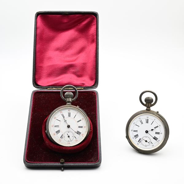 Robert a Geneve - Orologio da tasca da uomo in argento 925/000 a carica remontoir con cassa sbalzata n.48681. Scappamento a cilindro. 10 rubini. Con astuccio / Anonimo - Orologio da tasca da uomo in metallo a carica remontoir con cassa sbalzata n.5832. Scappamento a cilindro