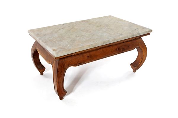Tavolino basso in legno con piano rettangolare in marmo bianco