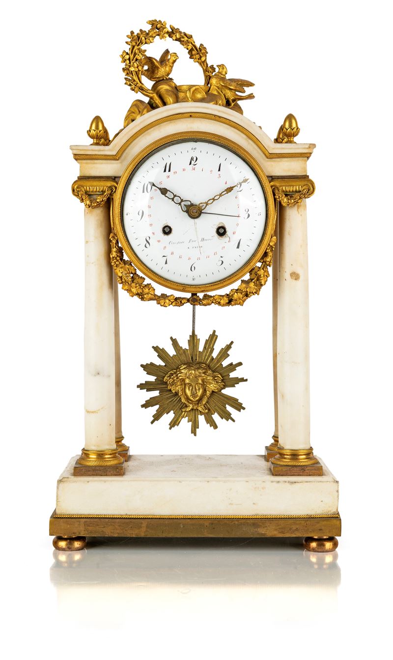 Pendola a portico Carlo X in alabastro con finiture in bronzo dorato, Francia, XIX secolo