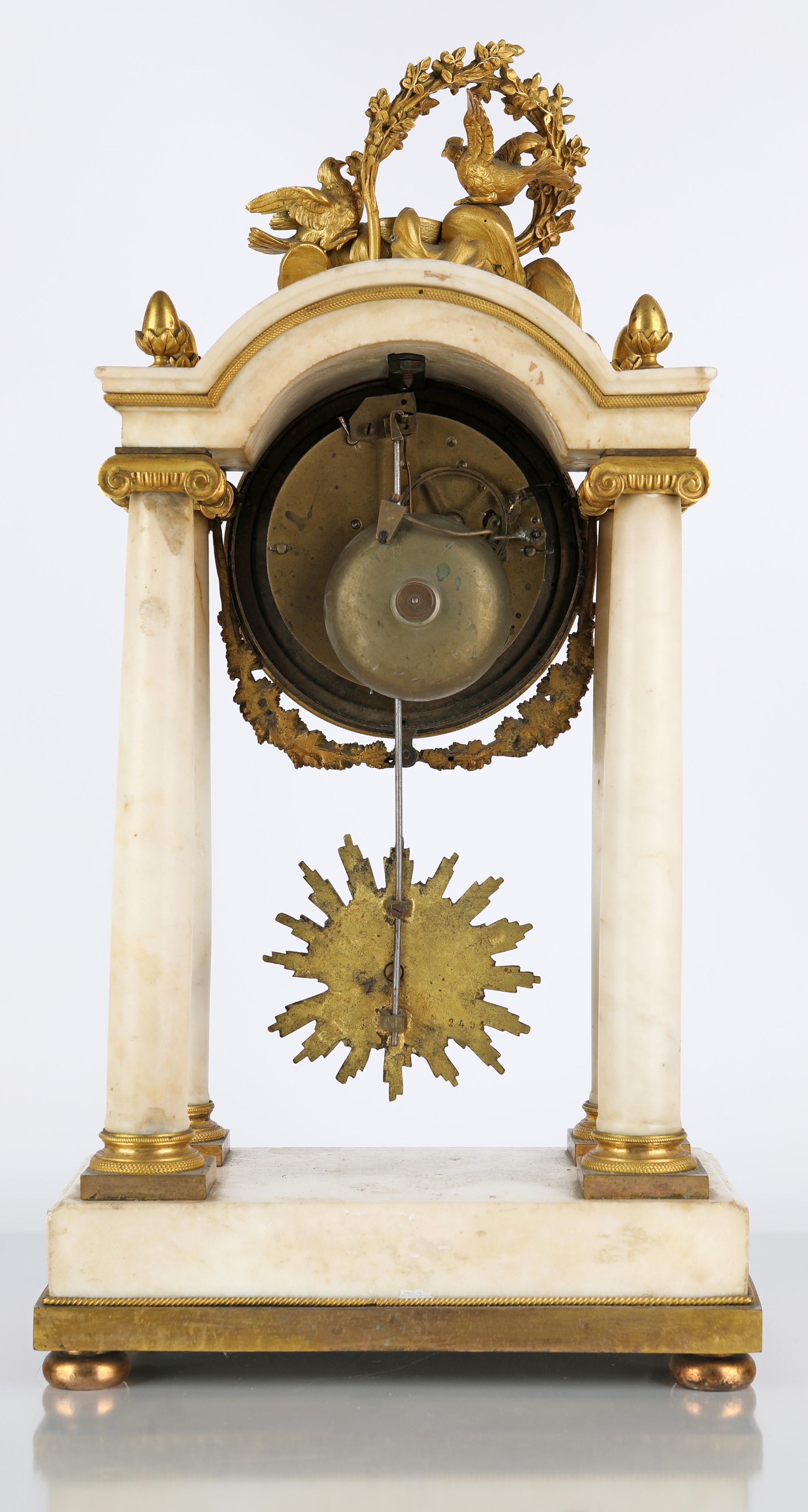 Pendola a portico Carlo X in alabastro con finiture in bronzo dorato, Francia, XIX secolo